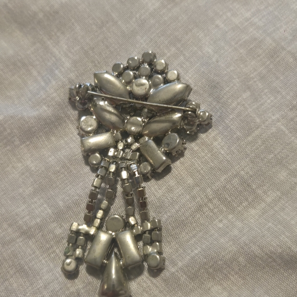 Elegant Silver Crystal Brooch - Picture 3 of 4